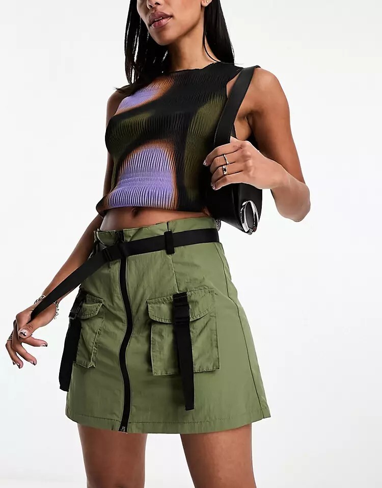 

Мини-юбка цвета хаки с металлическими деталями ASOS DESIGN, хаки