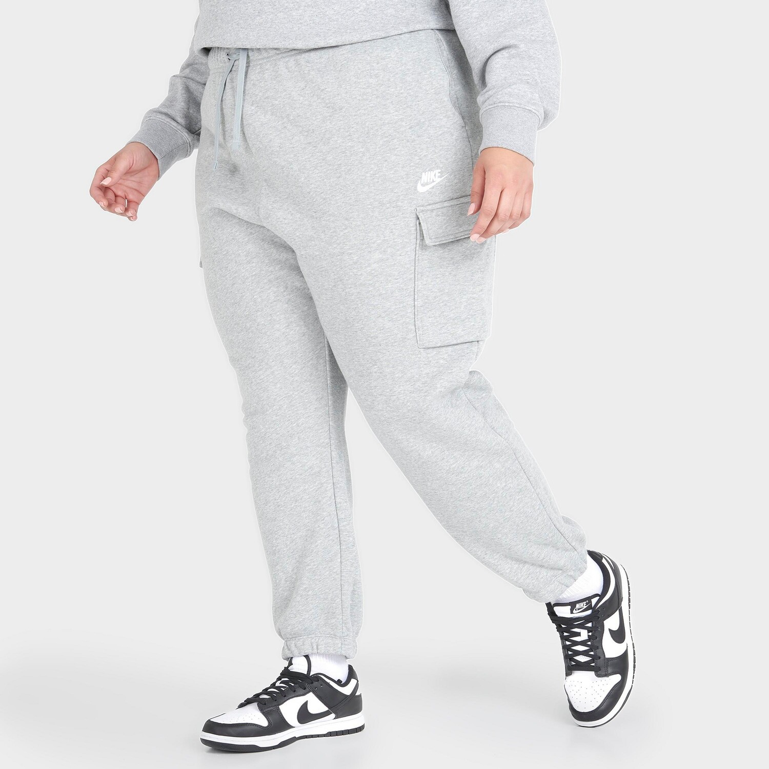 

Женские спортивные штаны свободного кроя со средней посадкой Nike Sportswear Club Fleece (большие размеры), серый