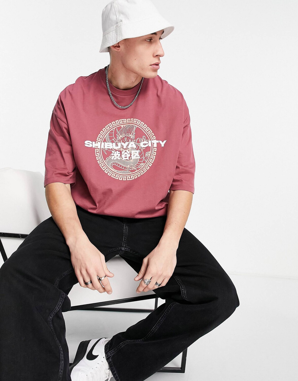 

Красная футболка оверсайз с принтом города Сибуя спереди ASOS DESIGN