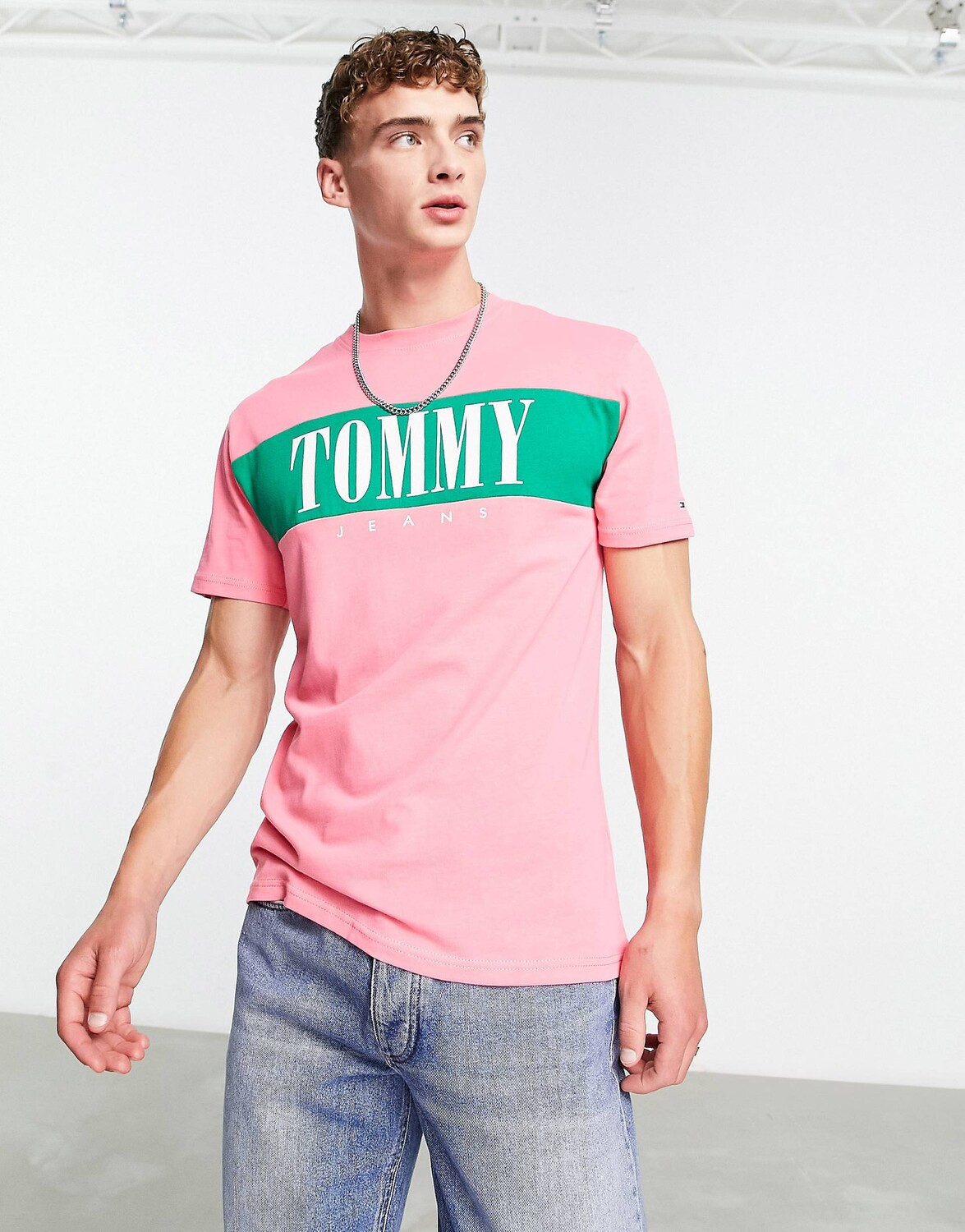 

Розовая футболка классического кроя в стиле колор-блок с засечками Tommy Jeans, Розовый
