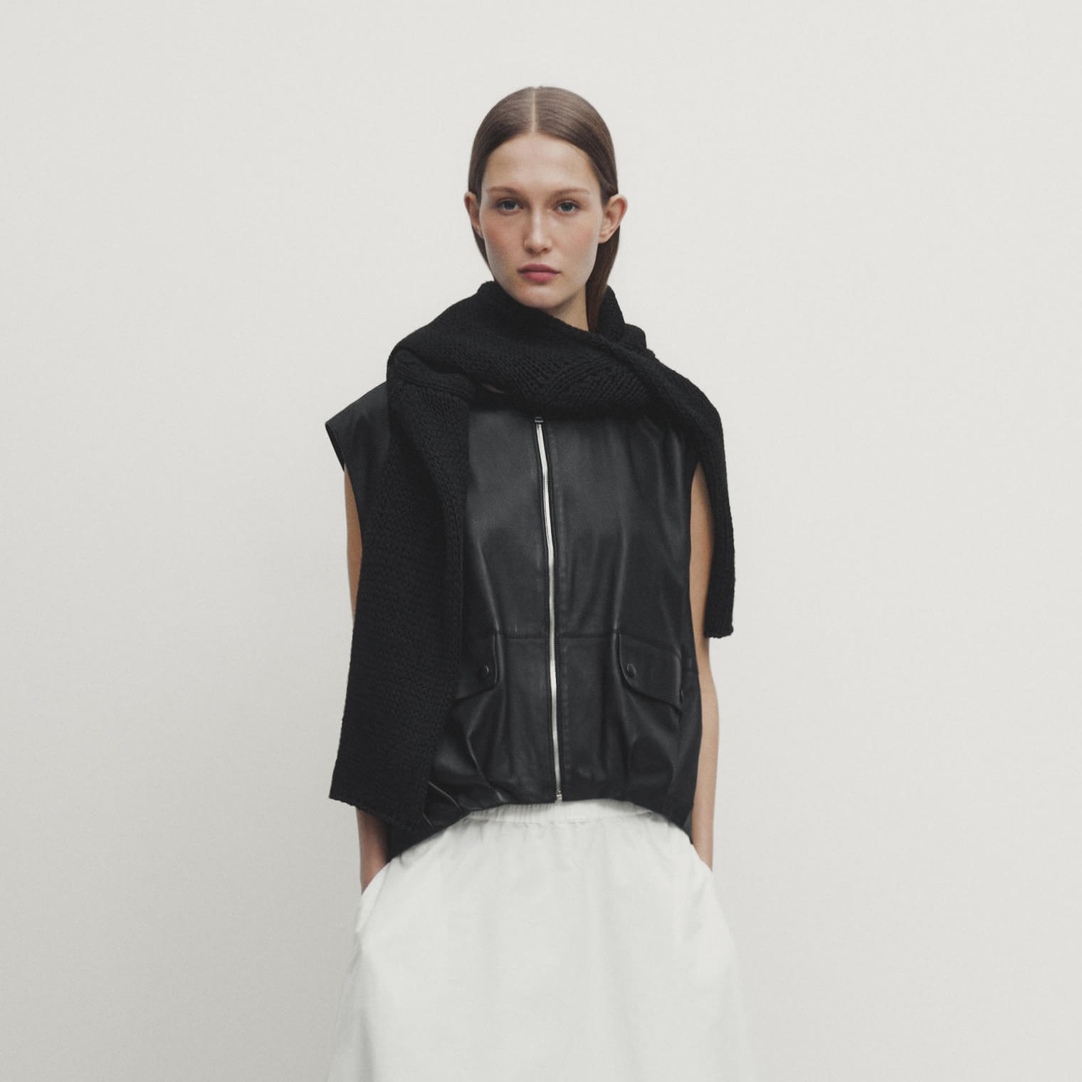 женский короткий жилет из пу кожи без рукавов на молнии Жилет Massimo Dutti Nappa Leather With Zip, черный