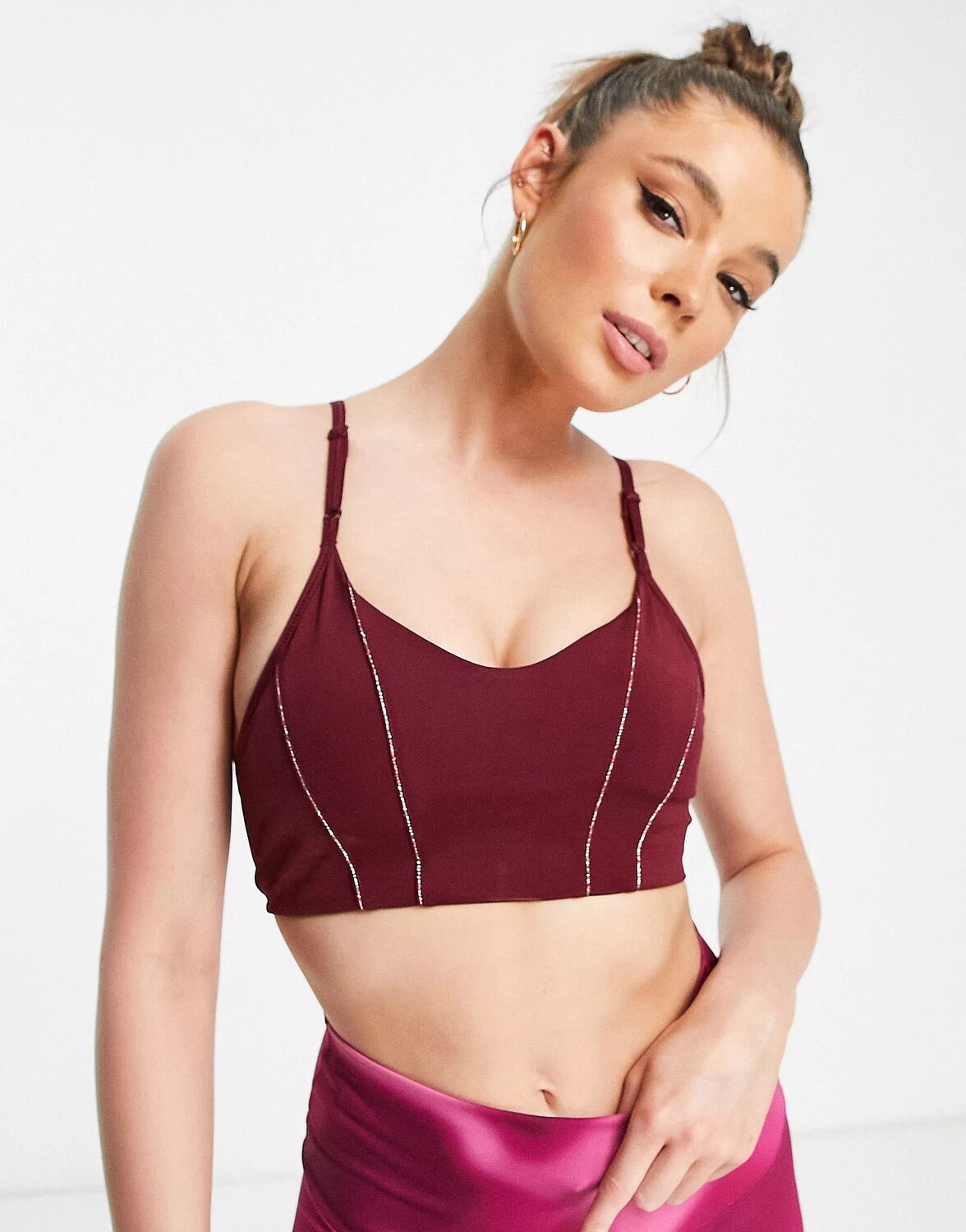 

Бордовый бюстгальтер с металлизированными лентами Nike Yoga Dri-FIT Indy