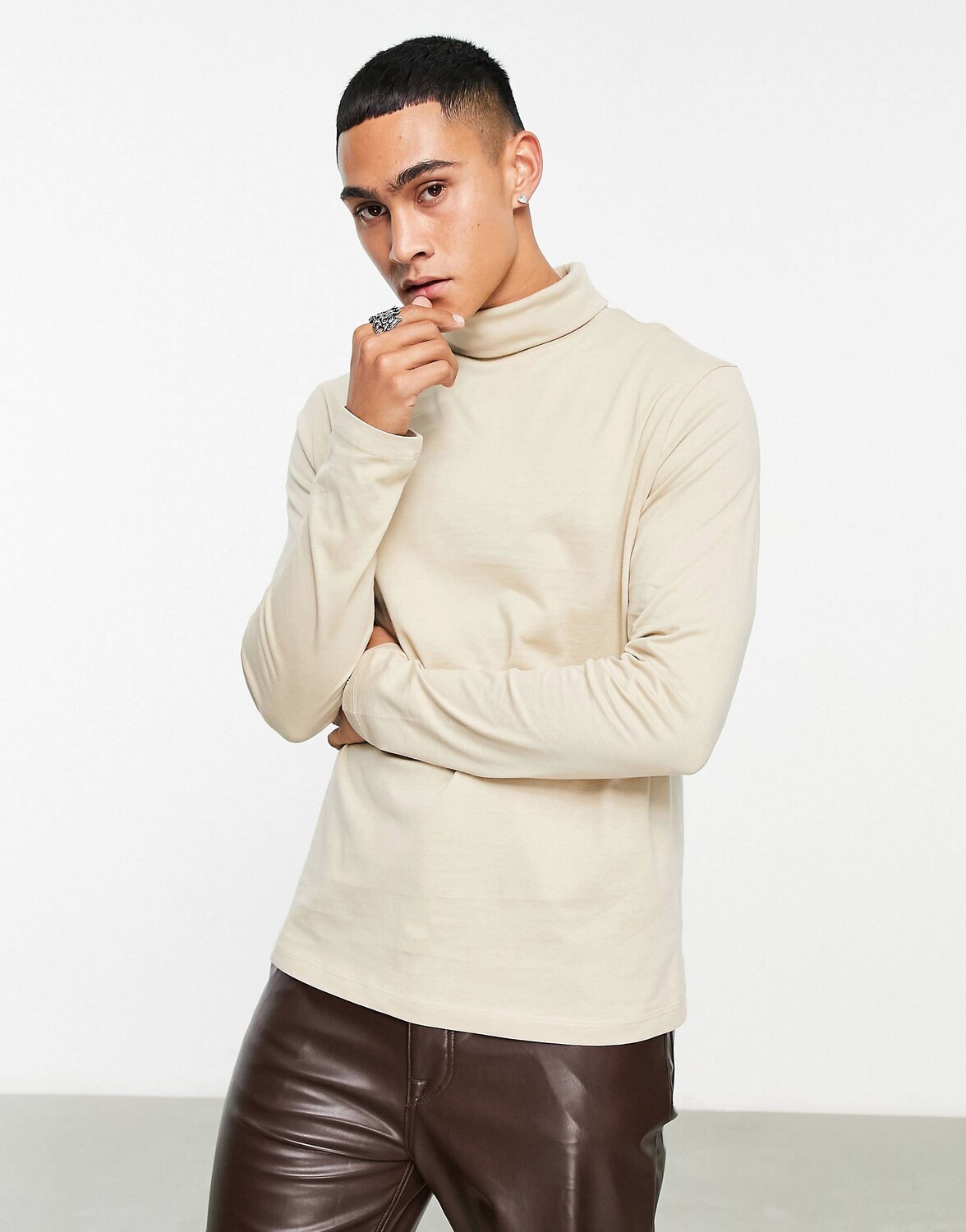 

Бежевая футболка с длинными рукавами и высоким воротником ASOS DESIGN
