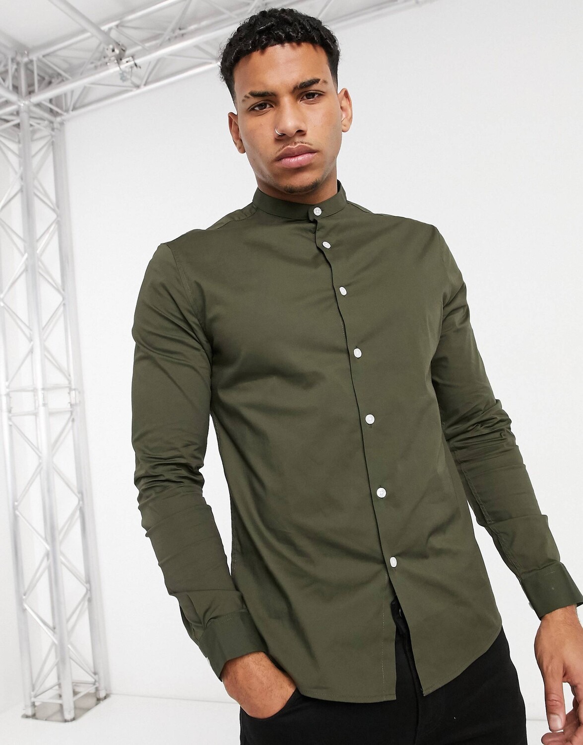 

Рубашка зауженного кроя цвета хаки с воротником-стойкой ASOS DESIGN