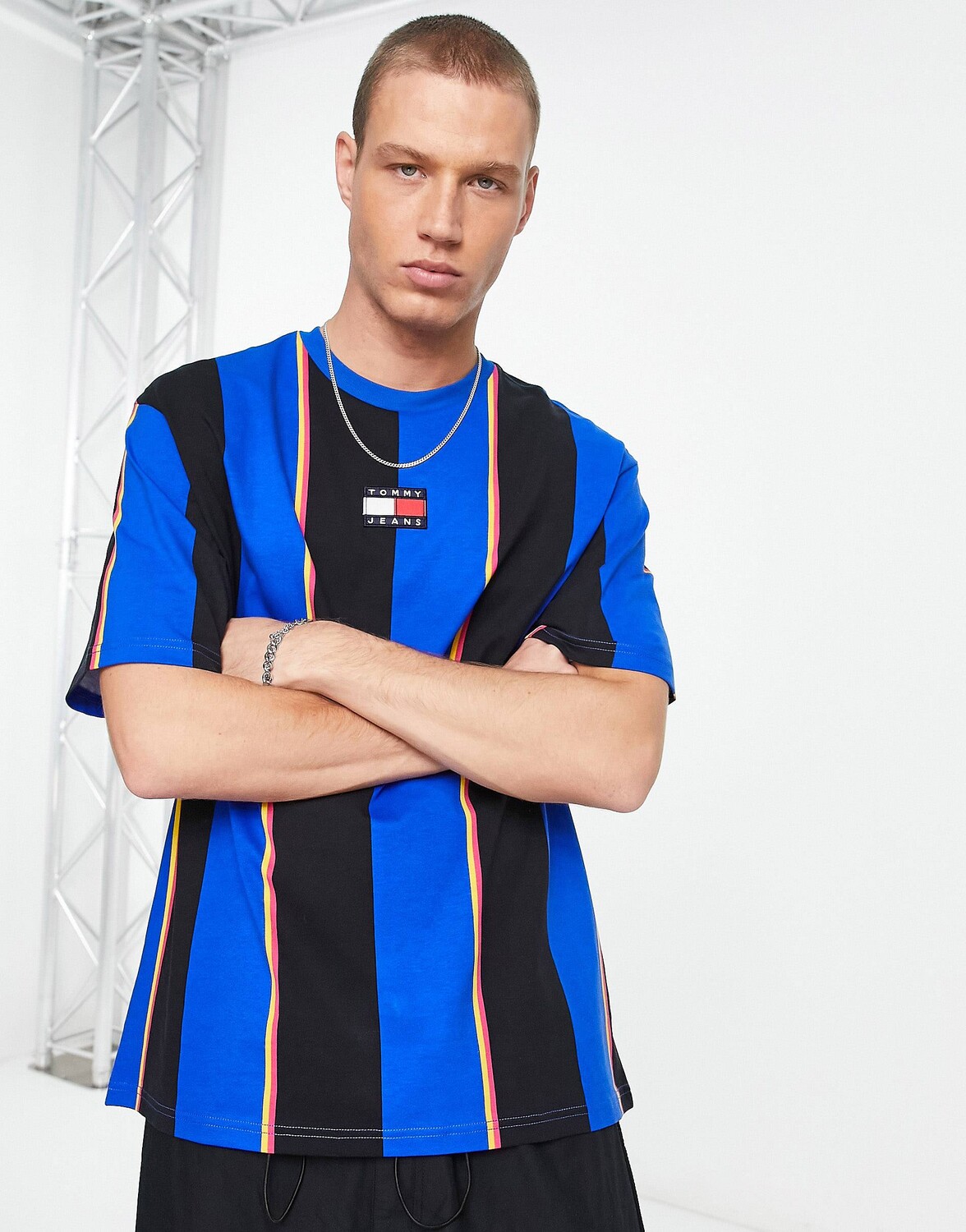 

Ярко-синяя футболка в полоску Tommy Jeans с центральным флагом, Синий