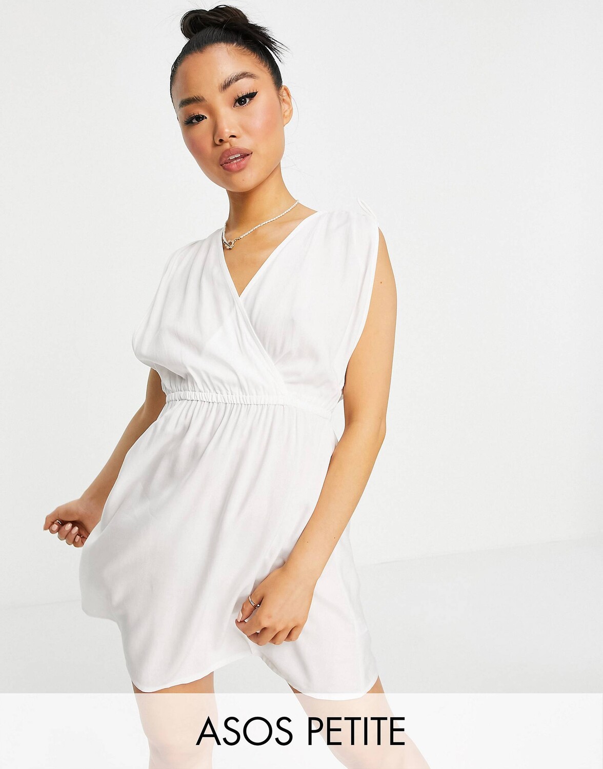 

Белое пляжное платье мини со сборками ASOS DESIGN Petite