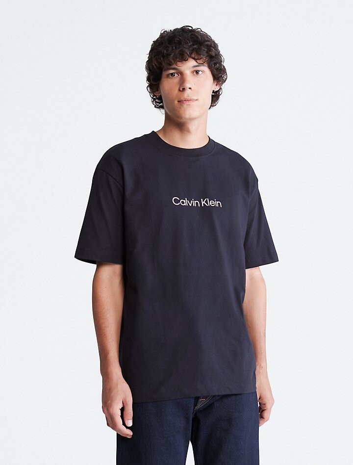 

Стандартная футболка свободного кроя с круглым вырезом и логотипом Calvin Klein, черный