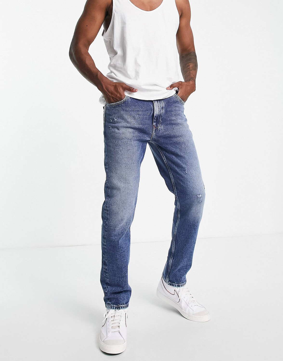 

Зауженные укороченные джинсы синего цвета Tommy Jeans