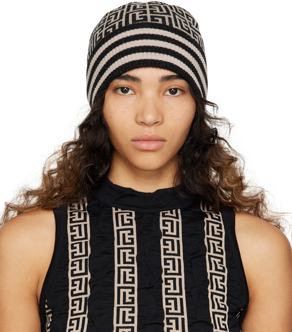 

Черно-серая шапка с монограммой Balmain