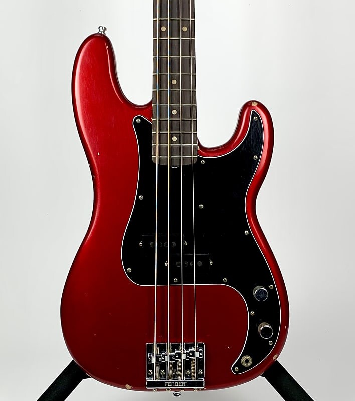 

Бас-гитара Fender Nate Mendel Artist Series Signature Precision Bass Candy Apple Red