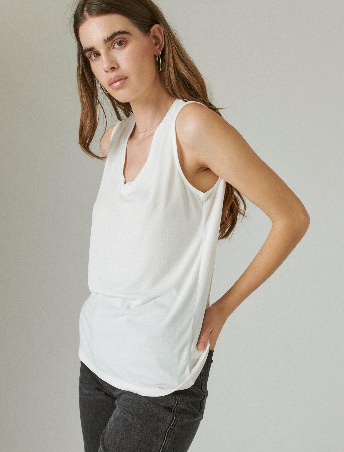 

Женская майка с V-образным вырезом Lucky Brand Sandwash, белый