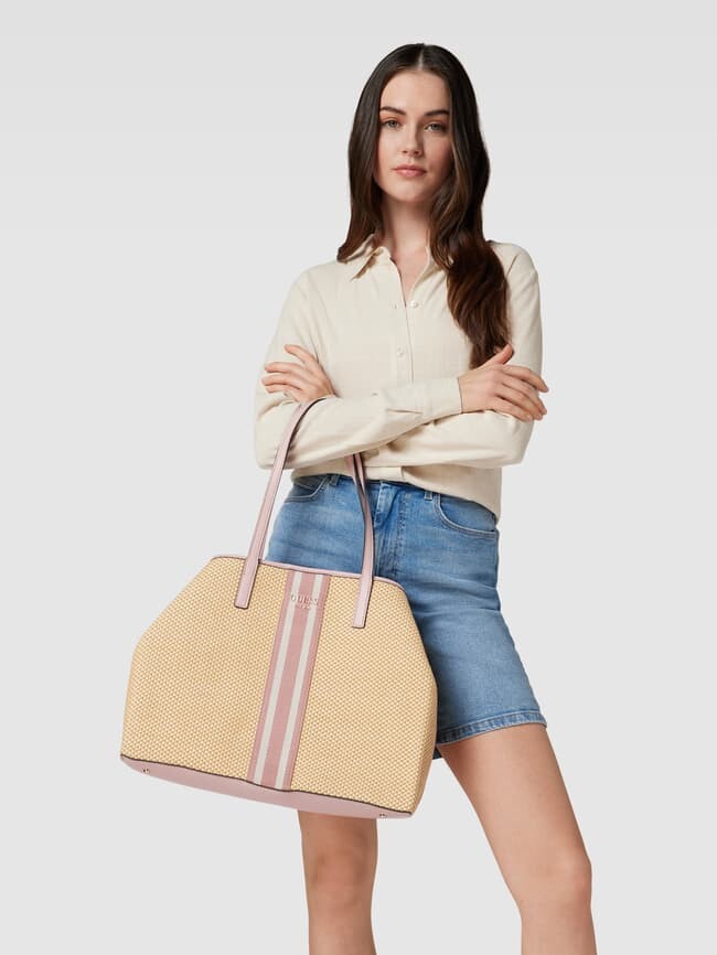 

Модель-шоппер с плетеным узором 'VIKKY LARGE TOTE' Guess, розовый