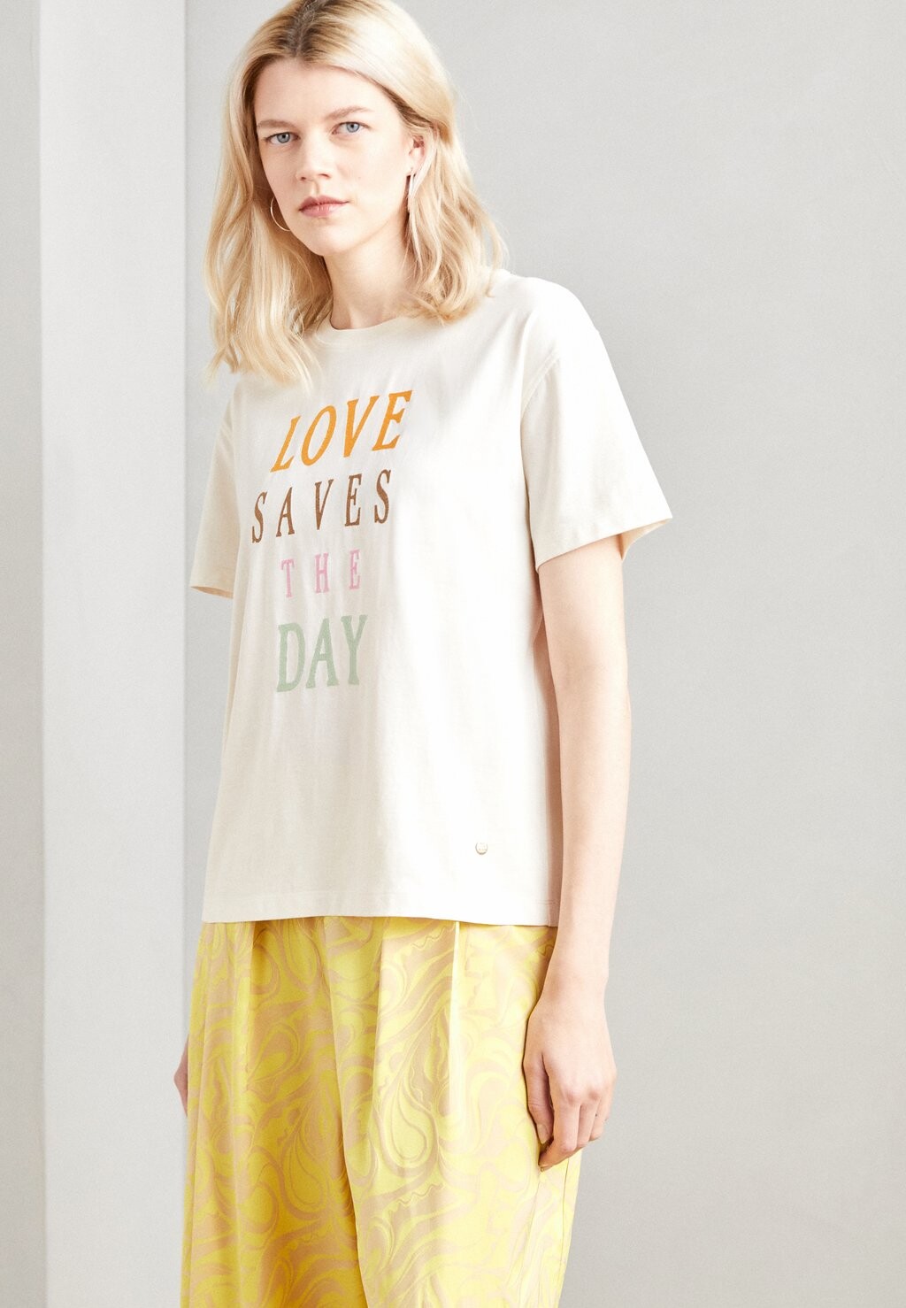 

Футболка с принтом COLOR TEE Mos Mosh, крем