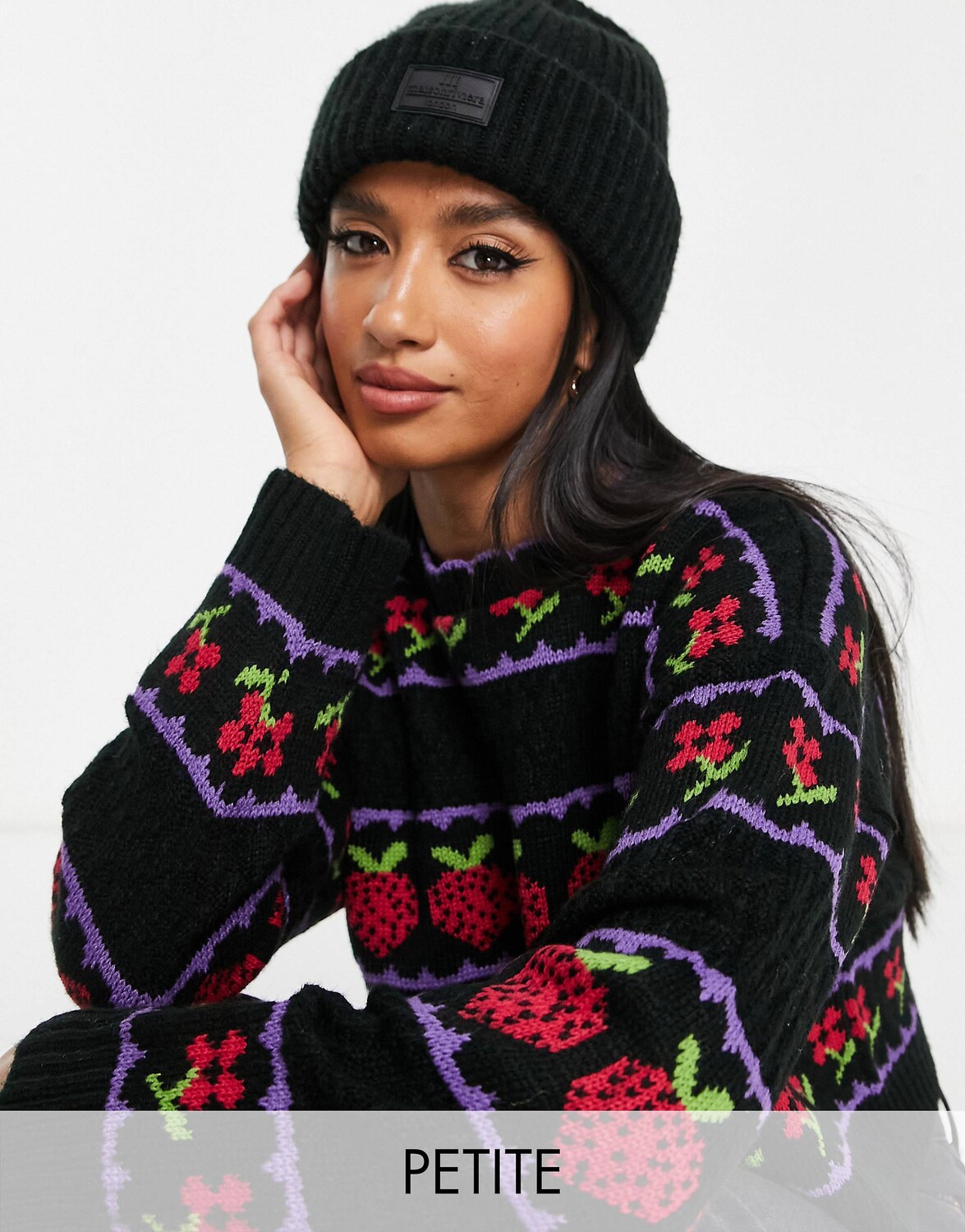 

Черный жаккардовый джемпер с клубничным принтом Miss Selfridge Petite