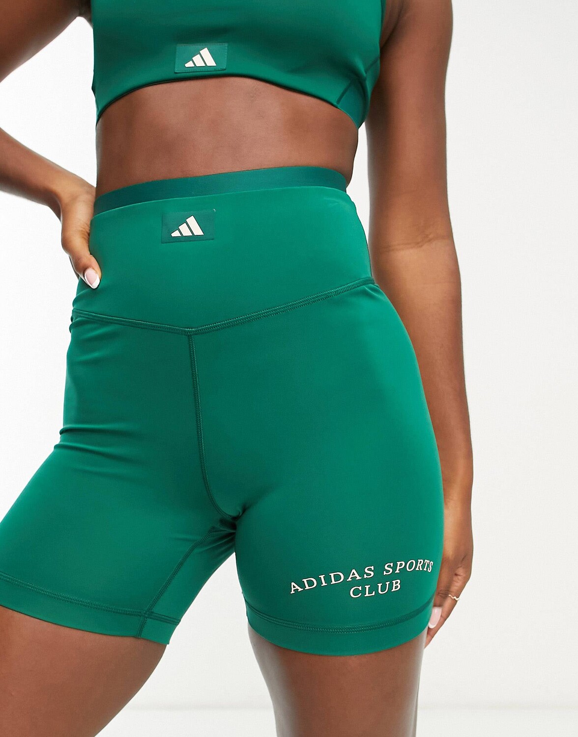 

Зеленые леггинсы с графичным принтом adidas Training Sports Club
