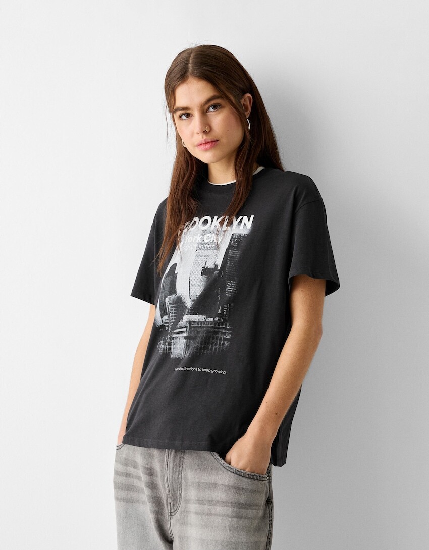 

Футболка с короткими рукавами и принтом Bershka, серый