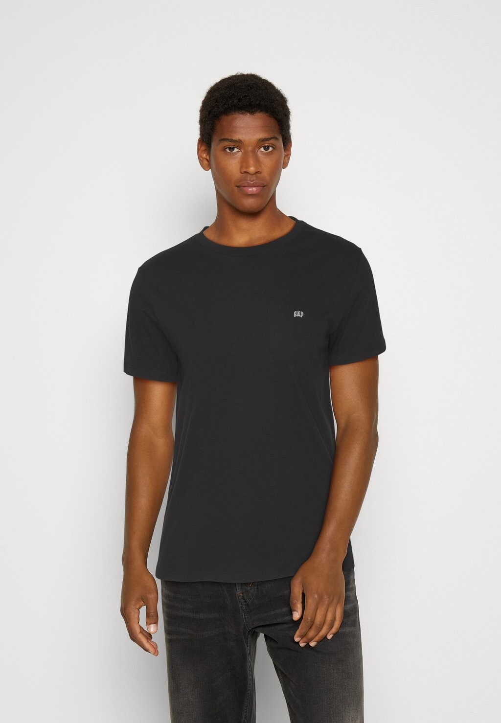 

Футболка базовая MICRO LOGO CREW GAP, цвет true black