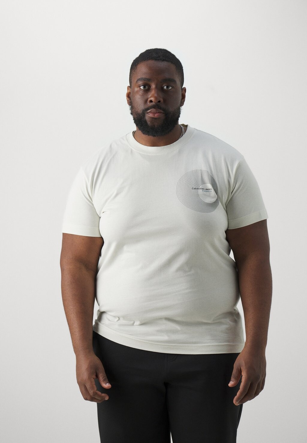 

Футболка с принтом CIRCLE FREQUENCY LOGO TEE Calvin Klein Jeans Plus, цвет icicle