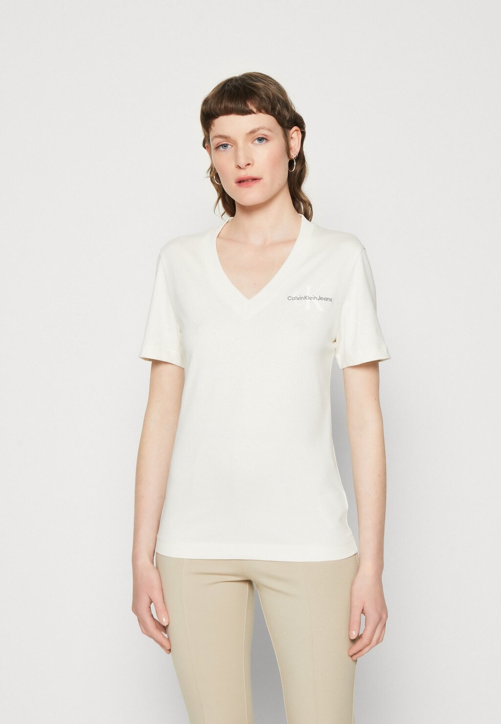 

Базовая футболка ФУТБОЛКА MONOLOGUE SLIM V-NECK Calvin Klein Jeans, слоновая кость, Бежевый