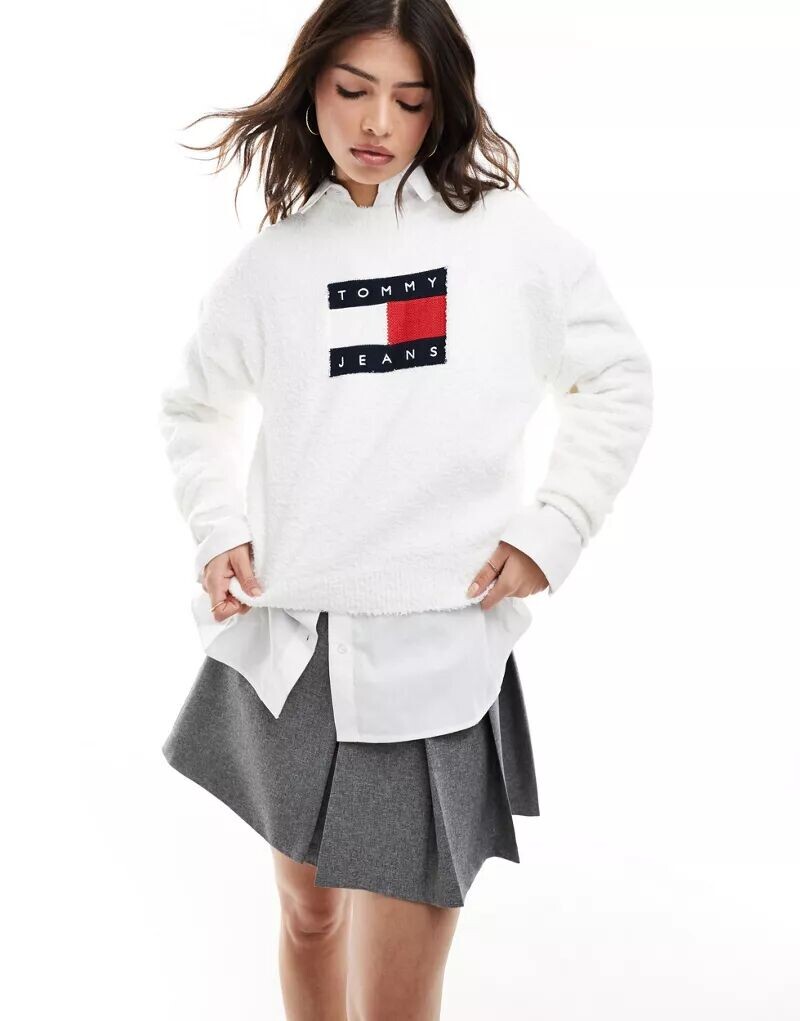 

Белый свитер Tommy Jeans с логотипом-флагом в центре