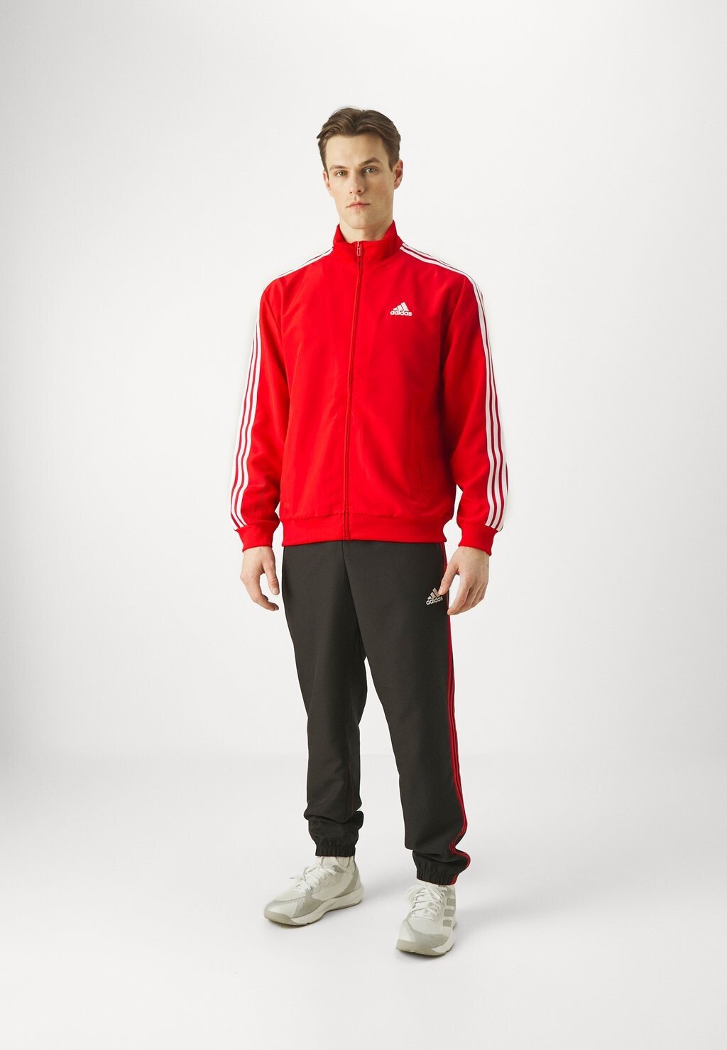 

Спортивный костюм 3-STRIPE WOVEN adidas Sportswear, цвет better scarlet/black