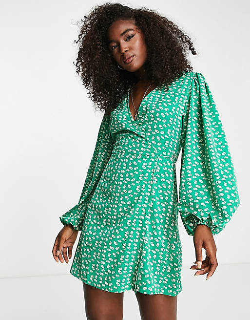 Гламурное зеленое платье мини с запахом и принтом тюльпанов