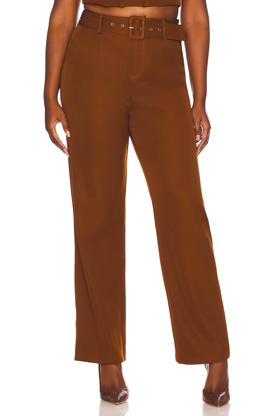Брюки REMI x REVOLVE Danielle Belted, коричневый брюки remi x revolve camille цвет chocolate brown