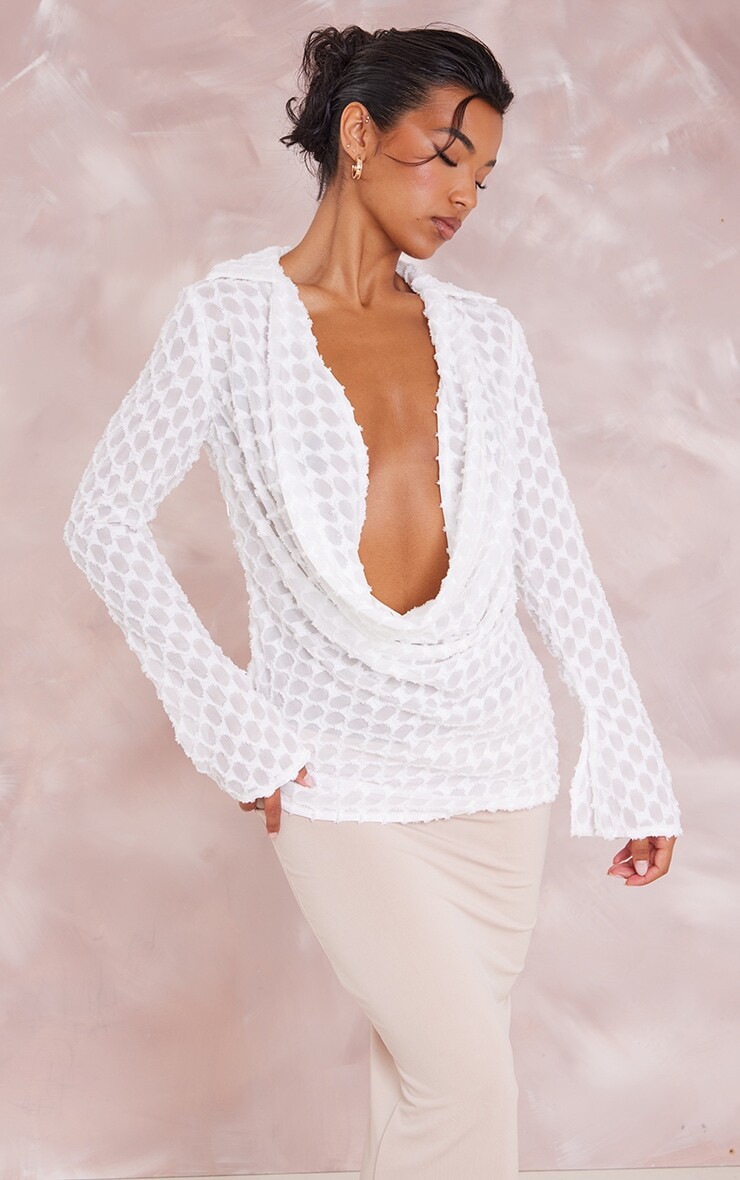 

PrettyLittleThing Белая фактурная тканая рубашка с глубоким вырезом и разрезом на рукавах