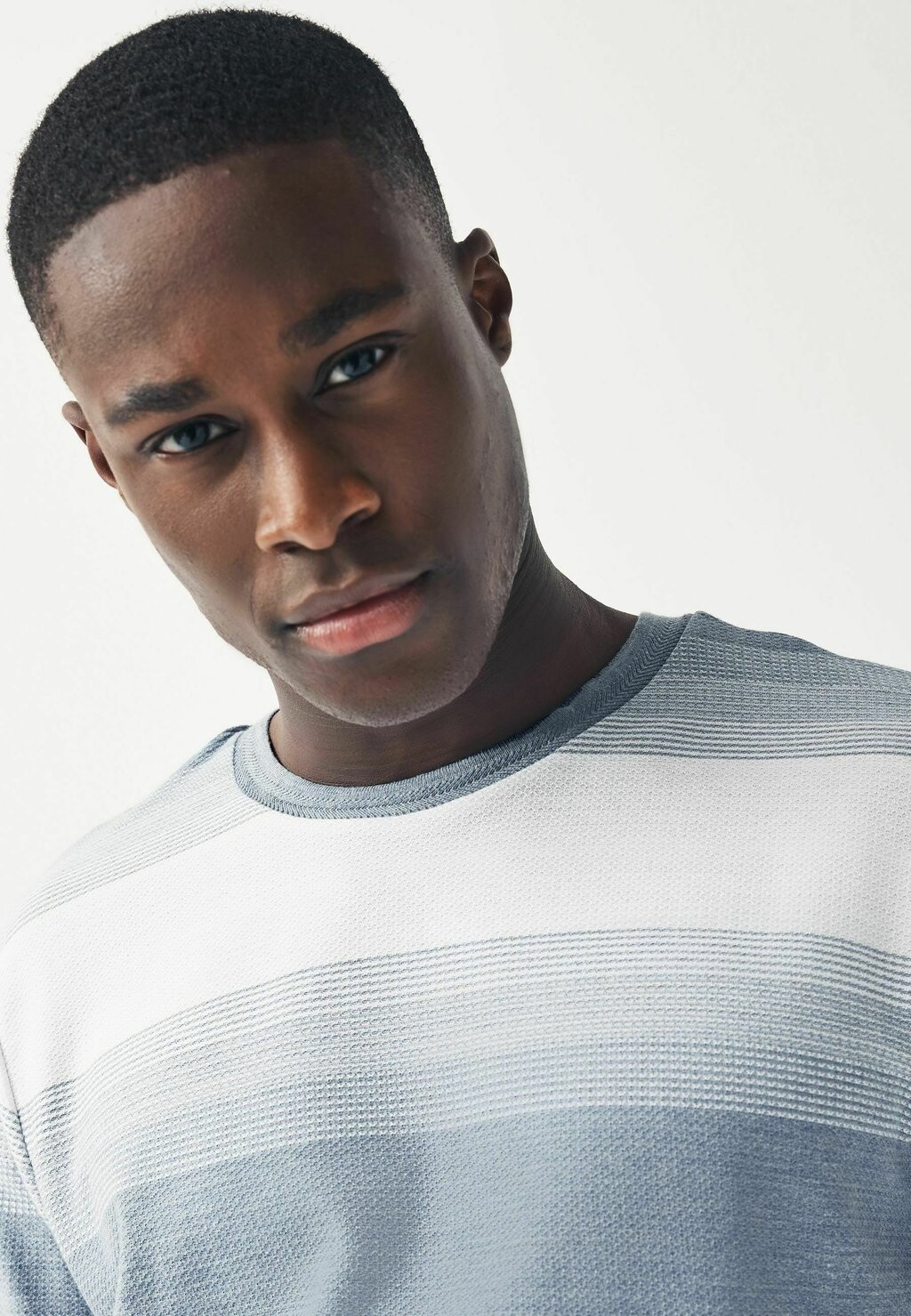

Футболка с набивным рисунком Textured Stripe- Regular Fit Next, сине-белая