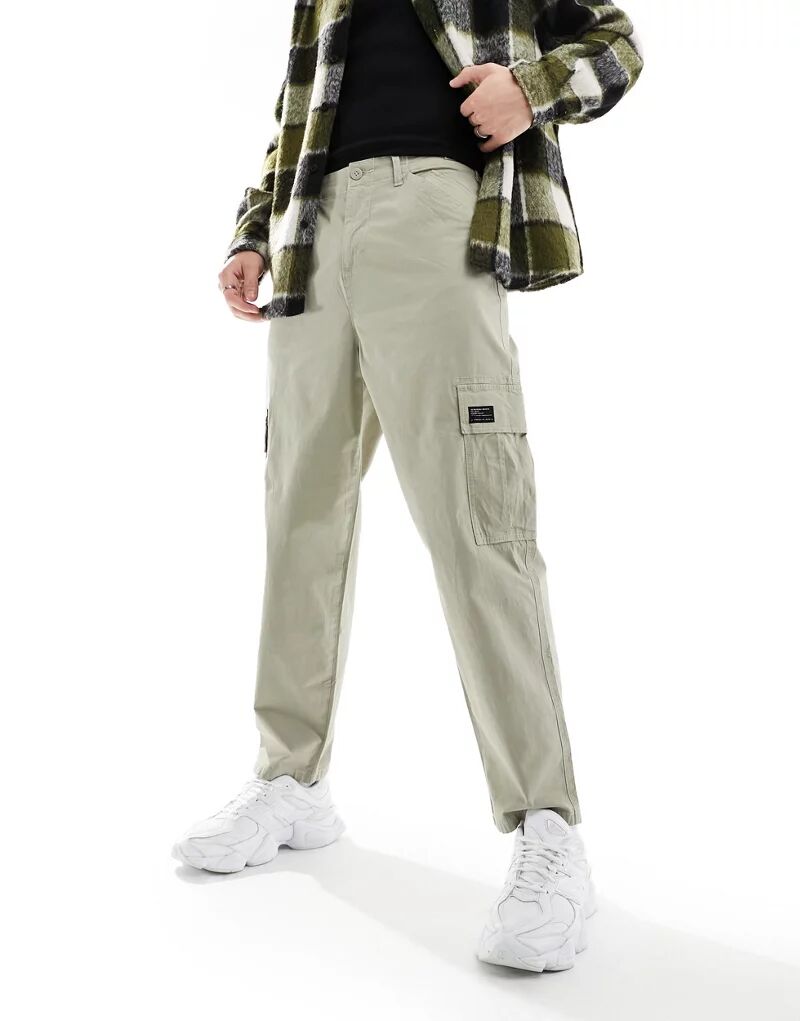 Зауженные брюки-карго оверсайз с нашивкой ASOS зеленый велюровый свитшот в рубчик оверсайз с университетской нашивкой asos