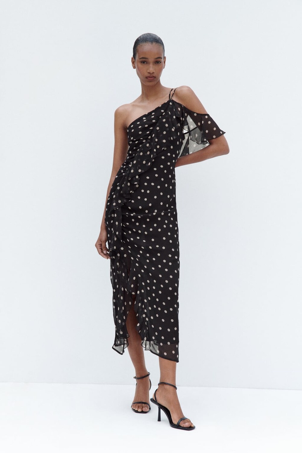 

Платье в горошек с оборками ZARA, черный
