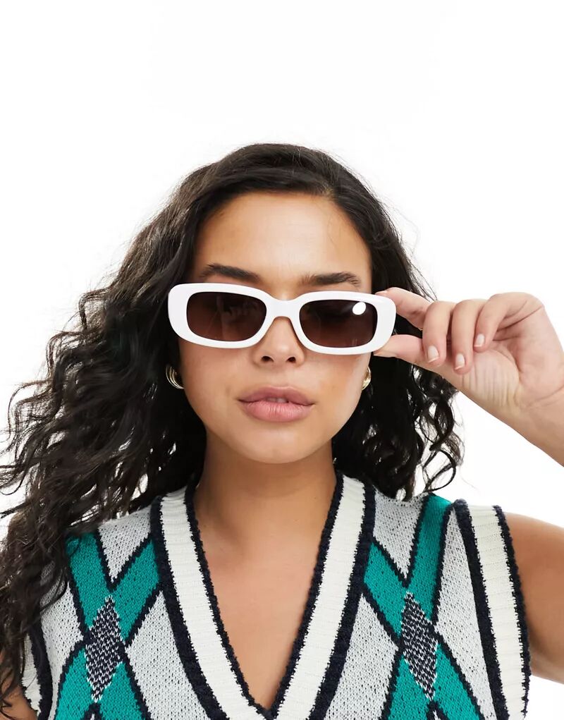 цена Глянцевые белые солнцезащитные очки средней квадратной формы ASOS