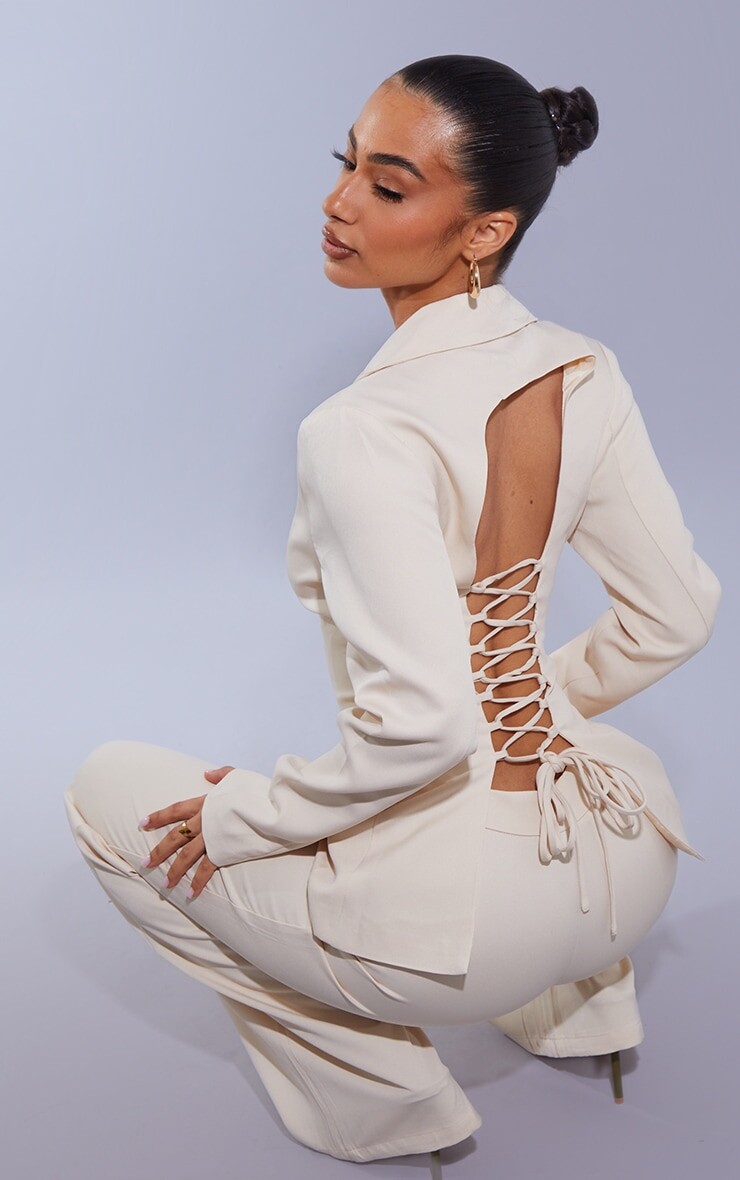 

PrettyLittleThing Миниатюрный бежевый приталенный пиджак со шнуровкой на спине