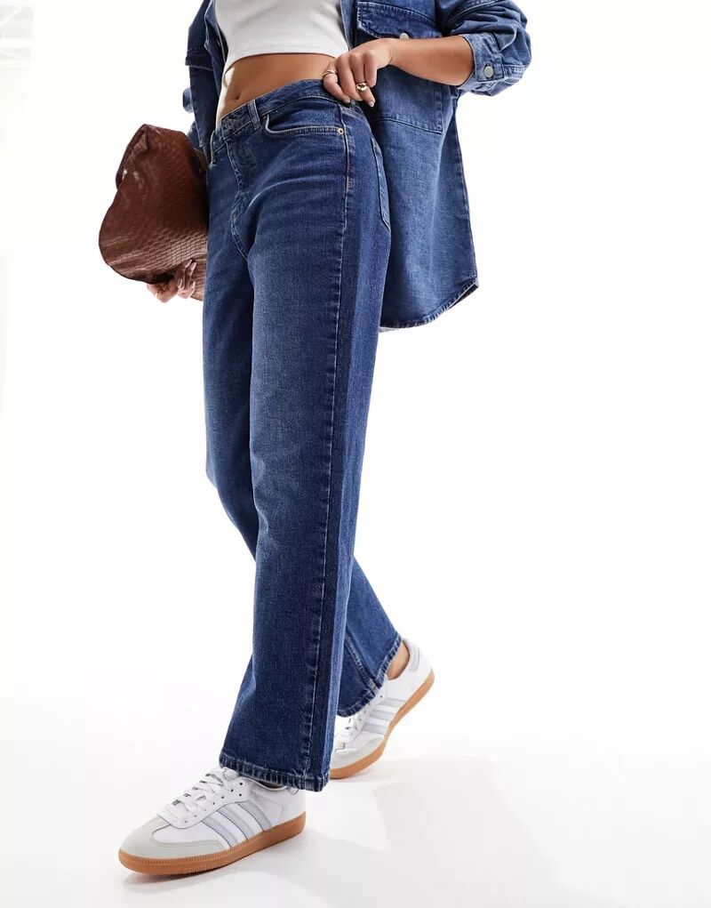 NA-KD – джинсы средне-синего цвета укороченного прямого кроя джинсы широкого кроя hugo blue средне синего цвета с выгоревшим узором