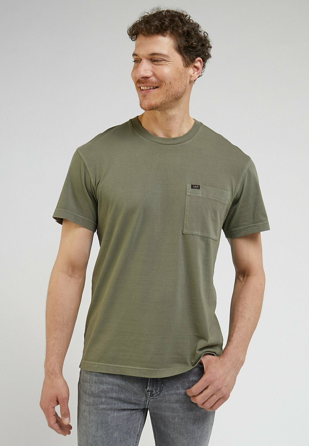 Базовая футболка POCKET TEE Lee, цвет olive grove базовая футболка pocket tee lee цвет intuition grey