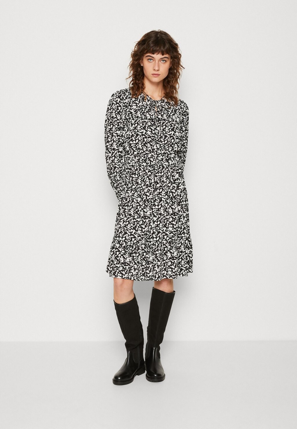 

Повседневное платье Esprit