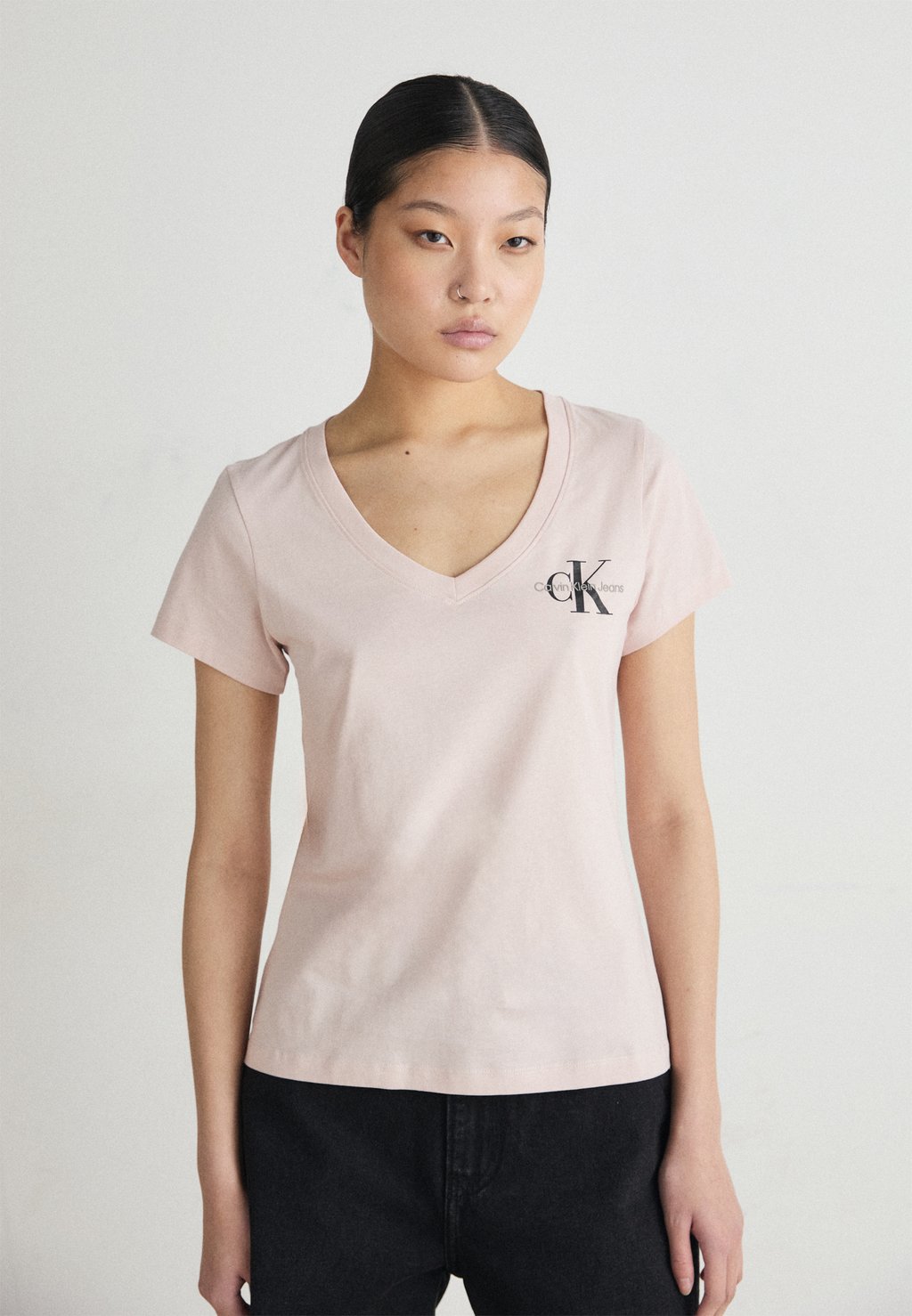 Базовая футболка MONOLOGO V NECK TEE Calvin Klein Jeans, розовый базовая футболка badge v neck tee calvin klein jeans plus цвет bright white
