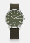 цена Часы WATERBURY Timex, темно-зеленый