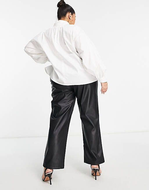 

Белая блузка с высоким воротником Something New Curve X Naomi Anwer