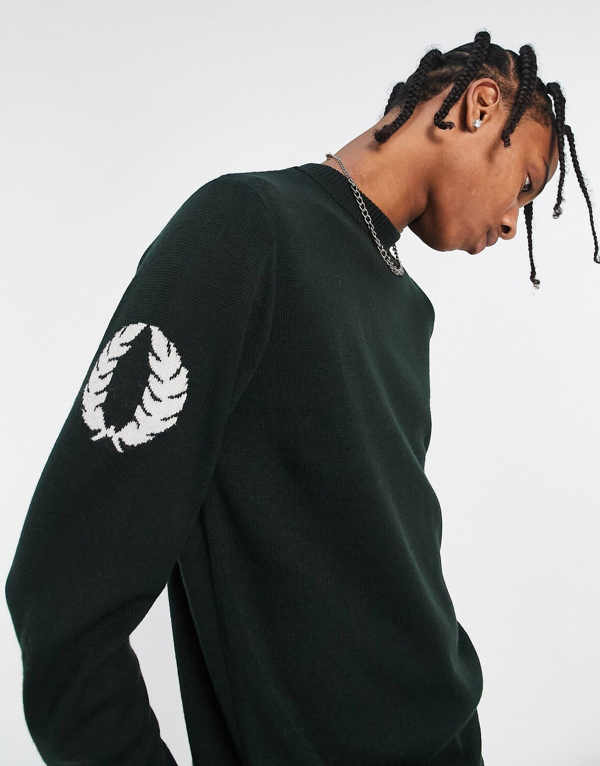 

Зеленый свитер с круглым вырезом и лавровым венком Fred Perry
