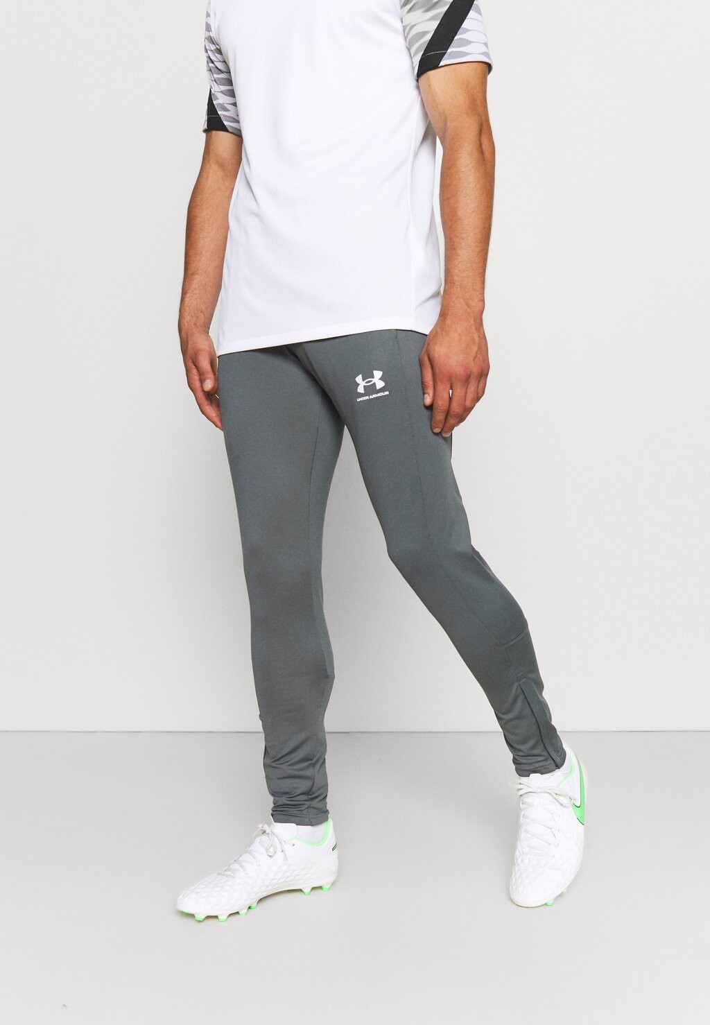 

Спортивные брюки CHALLENGER Under Armour, темно-серый/белый