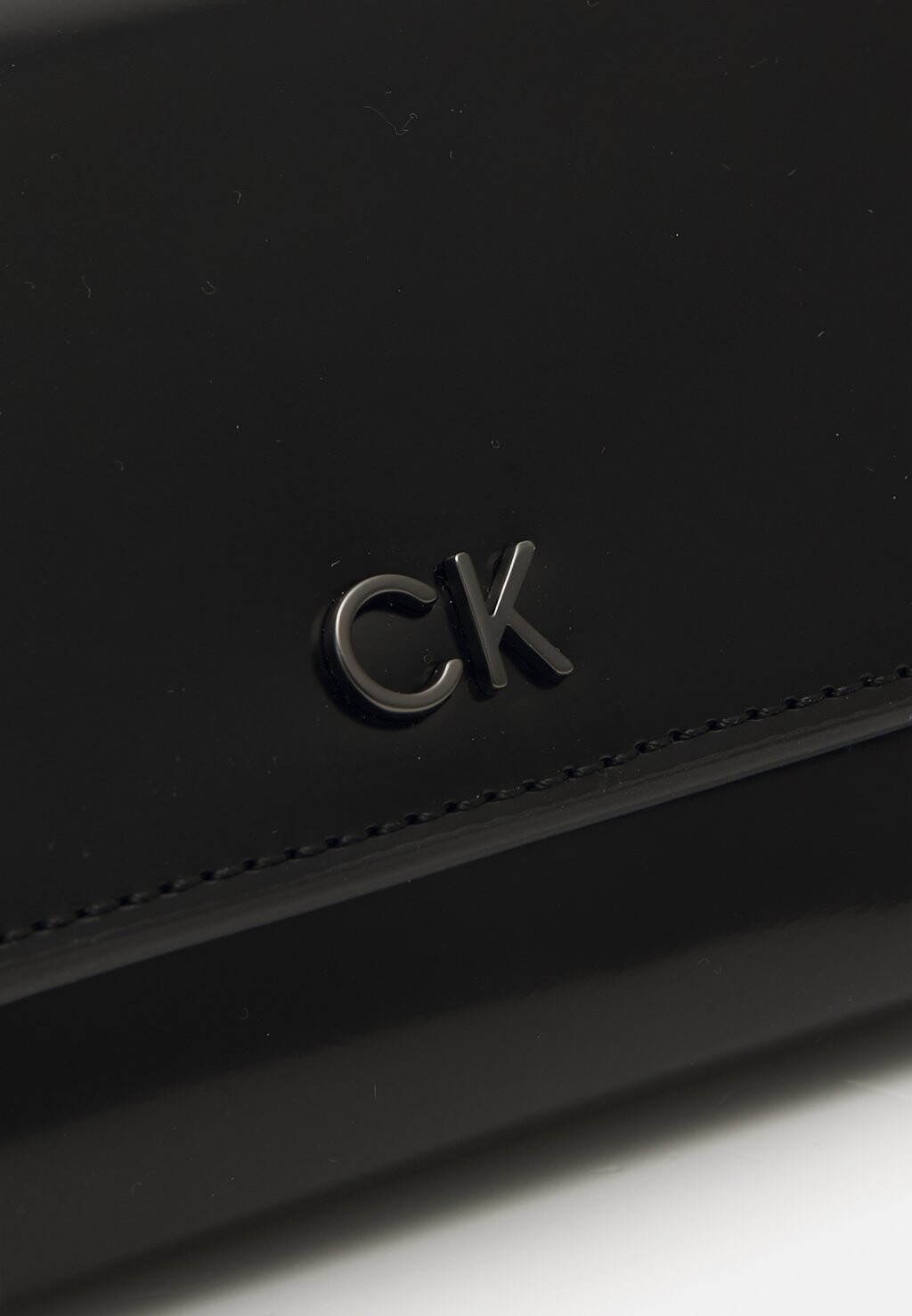 

Кошелек DAILY TRIFOLD ZIP SHINY Calvin Klein, черный