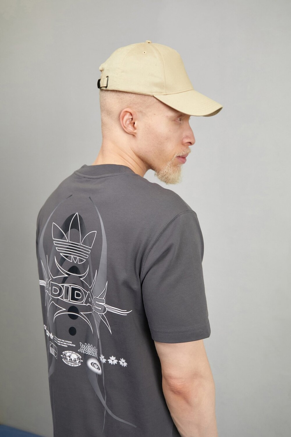

Футболка с принтом adidas Originals, серый