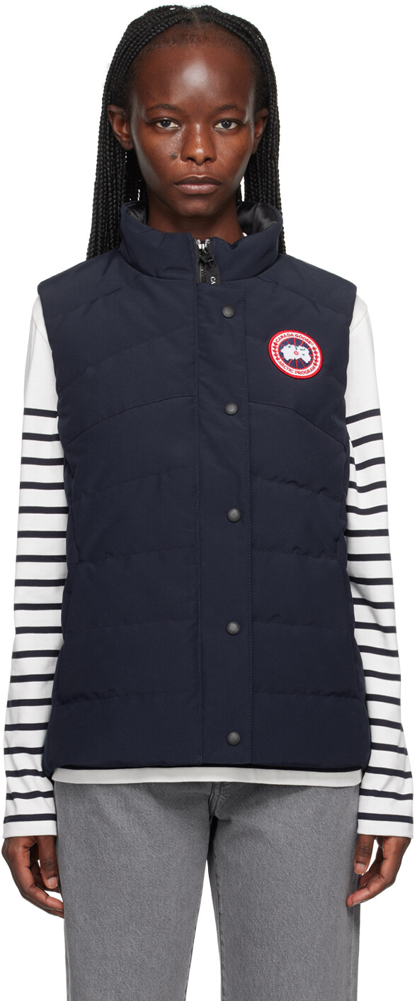 

Темно-синий пуховик Canada Goose в стиле фристайл