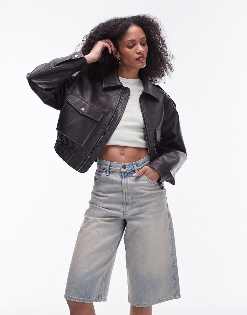 

Черный короткий бомбер из искусственной кожи Topshop