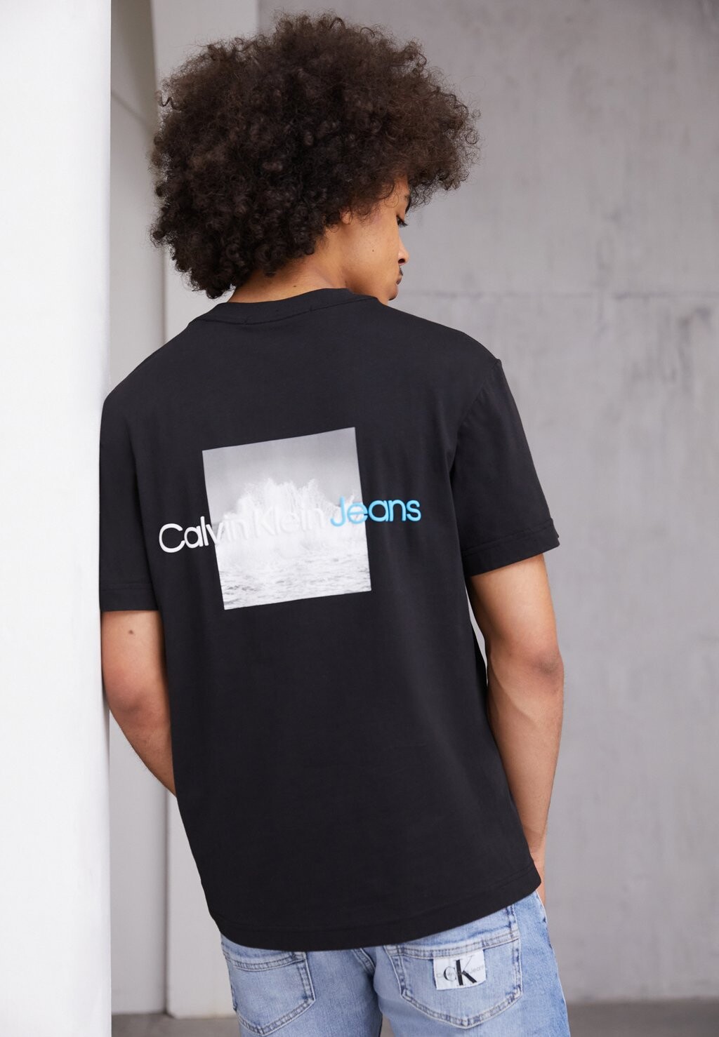 

Футболка с принтом Calvin Klein Jeans, черный
