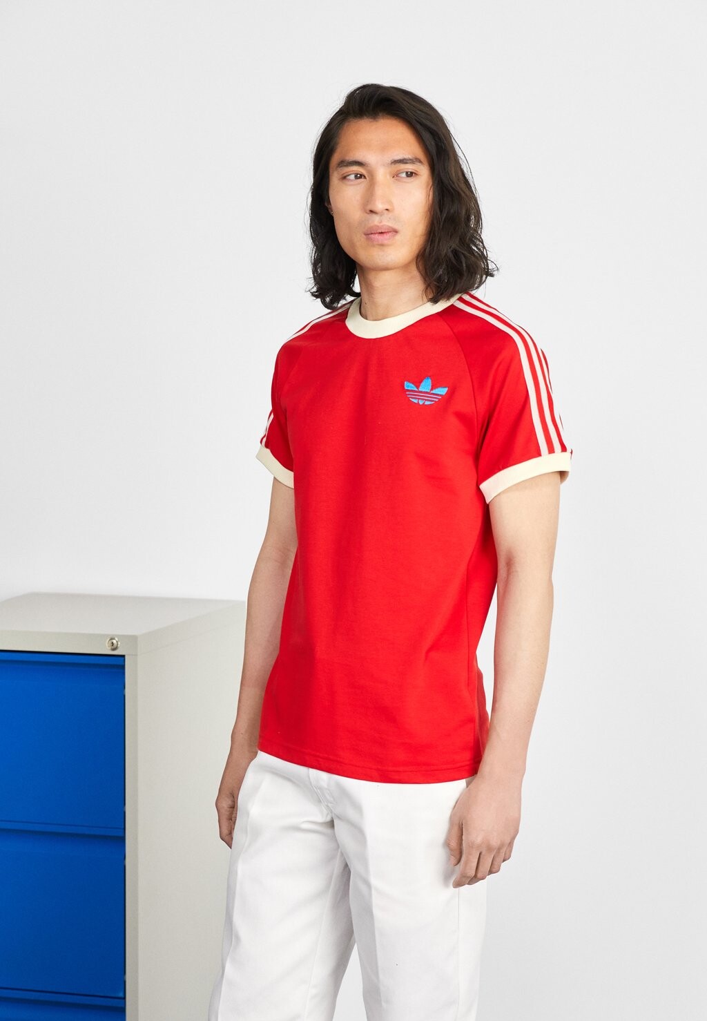 

Футболка с принтом adidas Originals, красный
