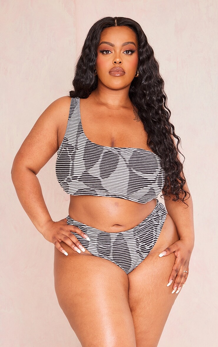 

PrettyLittleThing Черный текстурированный топ бикини на одно плечо Plus