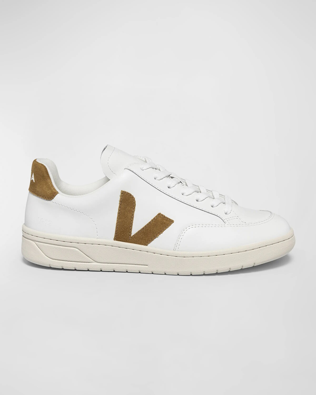 

Низкие кожаные кроссовки V-12 VEJA, цвет White Camel