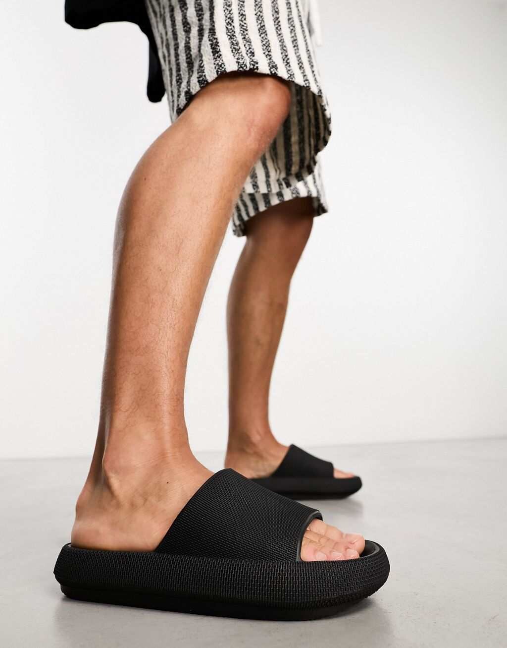

Черные шлепанцы schuh Hayes
